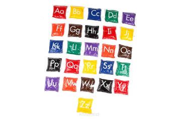 Kolorowy zestaw woreczków gimnastycznych do nauki liter dla dzieci to świetne połączenie nauki z zabawą. Dzięki nadrukowanym literom na woreczkach możemy w trakcie zabawy układać słowa.