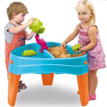 Stolik wodny może być również stolikiem piknikowym, biurkiem oraz piaskownicą.