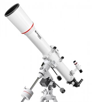 Teleskop Bresser - Messier AR 102 jest przeznaczony dla średnio-zaawansowanych miłośników astronomii.
100 milimetrowy obiektyw w zestawieniu z 1,35 m ogniskową pozwoli na delektowanie się pięknymi obrazami księżyca i planet, odsłaniającymi przed nami mnóstwo detali. 