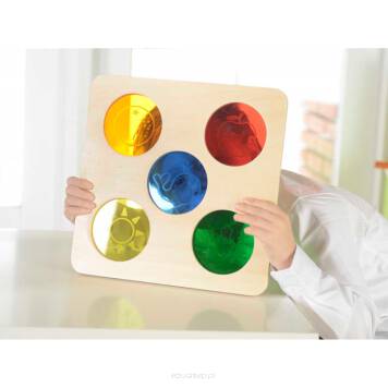 Dzięki tablicy sensorycznej z 5 kolorowymi szkiełkami do patrzenia, dziecko może patrzeć na swoje otoczenie w różnych kolorach.