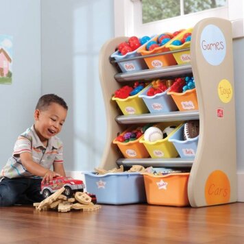 
Praktyczny organizer posiada 11 solidnych pojemników w różnych wymiarach. Duża ilość pojemników umożliwia posegregowanie wszystkich zabawek, książek, piłek czy klocków, dzięki czemu łatwiej dziecku utrzymać porządek.