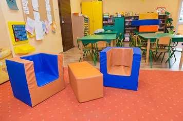 Zestaw wypoczynkowy 2 foteliki i stolik wykorzystywany jest do odpoczynku po intensywnej zabawie w przedszkolach i salach dla dzieci z klas I-III szkoły podstawowej. Składa się z 3 kolorowych klocków piankowych: dwóch w kształcie fotela i jednej służącej jako stolik. Elementy zestawu można łączyć z z innymi bryłami piankowymi lub całymi zestawami klocków piankowych tworząc przeróżne budowle. Dzieci chętnie tworzą z nich konstrukcje: domki, zamki, wieże lub tory przeszkód. Zabawa kształtkami piankowymi rozwija wyobraźnię, a także zachęca do współpracy i zabaw grupowych. 