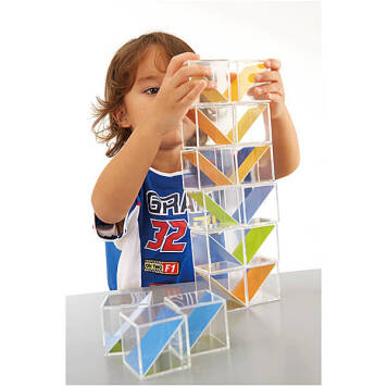 Przejrzyste bloki to znakomita zabawa, pozwalająca pobudzić wyobraźnię i zdolności przestrzenne dzieci, dzięki przezroczystym ścianom klocki umożliwiają tworzenie unikalnych kształtów.