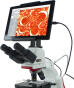 Model mikroskopu posiada zintegrowaną kamerę o rozdzielczości 5MP oraz konwertowalny laptop z odłączalnym dotykowym ekranem o przekątnej 10”.