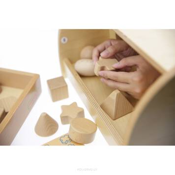 Drewniane pudełko z otworami na ręce wykonane jest z wytrzymałego i bezpiecznego drewna, które nie grozi drzazgami. Zabawa może przebiegać dzięki temu bezproblemowo i bez obaw o wypadek.