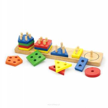 Zabawa polega na dopasowaniu klocka do odpowiednich kołeczków.
Zabawka uczy kolorów, figur geometrycznych, logicznego myślenia, rozwija motorykę oraz koordynację ręka - oko.