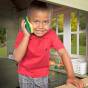 Chłopczyk bawi się zabawkowym telefonem bezprzewodowym