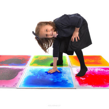 Kolorowe podłogowe płytki sensoryczne 50x50 cm to znakomity dodatek do sal zabaw, przedszkola czy sal doświadczania świata. Wytrzymałe płytki sensoryczne umożliwiają świetną zabawę, dzieci mogą po nich chodzić, tańczyć i naciskać płytki, które to zmieniają raz po raz swoje wzory.