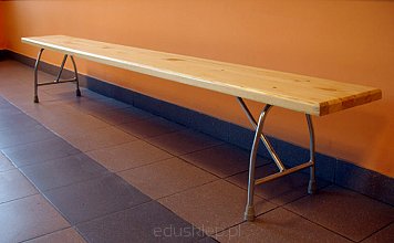 Ławka szatniowa z nogami metalowymi. Stanowi podstawowy element na szkolnym korytarzu.