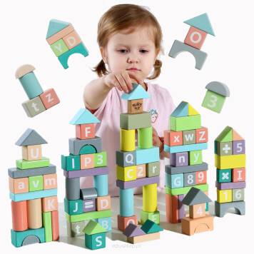 TOOKY TOY Kolorowe Klocki Drewniane to 90 elementów. Prawdziwa frajda dla każdego malucha. Dziecko bawiąc się będzie mogło nabierać różnych umiejętności przydatnych w codziennym życiu. 