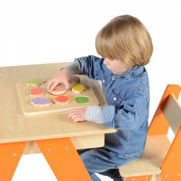 Sorter kształtów Kolorowe Owoce marki Masterkidz to świetna drewniana zabawka dla dzieci, która posiada wiele zastosowań. Ta zabawka świetnie sprawdzi się nie tylko w celu zapewnienia zabawy dziecku.