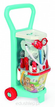 Zestaw lekarski w poręcznym wózku. Zawiera wiele elementów, które pozwalają dzieciom bawić się w doktora, a dzięki akcesoriom takim, jak stetoskop, termometr czy strzykawka można bawić się w domowego lekarza, np. lecząc lalki.