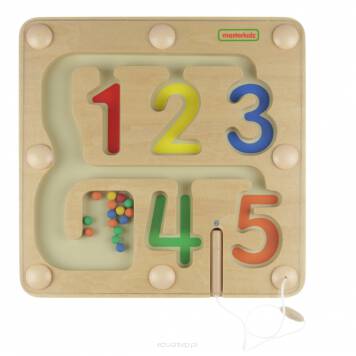 Zabawka sensoryczna edukacyjna dla dzieci. Drewniana tabliczka marki Masterkidz z labiryntem dla kolorowych kulek. Labirynt prowadzi do cyferek od 1 do 5, które oznaczone są kolorami. Za pomocą magnetycznej pałeczki, dziecko ma za zadanie umieszczenie kolorowych kulek w odpowiednich cyferkach.