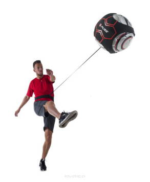 Przyrząd utrzymuje piłkę „na uwięzi”, dzięki czemu nie trzeba za nią biegać. Szybki powrót piłki sprawia, że idealnie sprawdzi się podczas treningu odbiorów, podań czy panowania nad piłką. Posiada możliwość regulacji długości sznurka, co umożliwia ćwiczenie żonglerki.