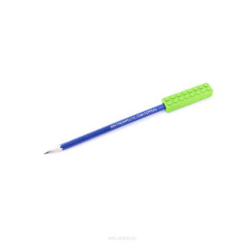 Zalecane jest korzystanie z gryzaka Brick Stick wraz z ołówkiem bez gumki - taki właśnie ołówek dołączany jest do zestawu. Jeżeli Twoje dziecko ma problem z gryzieniem kredek, pisaków, długopisów, to ten gryzak pomoże mu się uspokoić i skupić na wykonywaniu w domu zadanych ćwiczeń, nauki, itp.
Pomaga również w prawidłowym ustawieniu ołówka w trakcie pisania, ponieważ zwiększa on wagę ołówka.