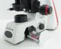 Układ elektryczny mikroskopu może być zasilany zarówno z napięcia sieciowego lub poprzez akumulator znajdujący się w podstawie, co zapewnia większą funkcjonalność w użytkowaniu.