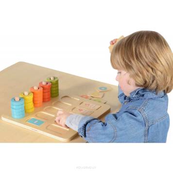 Drewniane klocki posiadają aż 3 istotne funkcje, dzięki którym dzieci rozwiną istotne umiejętności: logiczne myślenie, koordynację wzrokowo-ruchową, oraz rozpoznawanie kolorów.