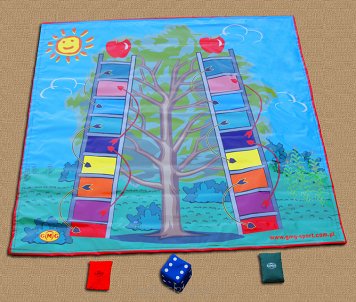 Mega gra Drzewa Drabiny o wymiarach 150 x 150 cm pozwala dzieciom rozwijać się poprzez wielozmysłowe pobudzanie. Dziecko uczy się celnie rzucać, a przy okazji doskonali umiejętności matematyczne i językowe.
