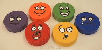 Zestaw 6 kolorowych puf symbolizujących emocje do wykorzystania do zabaw z dziećmi w wielu przedszkolnym i wczesnoszkolnym. Pufy stanowią doskonałe uzupełnienie kącików zabaw w szkole lub przedszkolu. Pufy mogą służyć również jako wygodne siedzisko podczas zabawy, nauki lub relaksu.