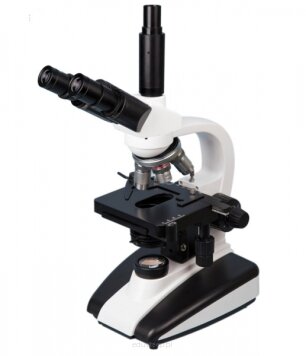 Trinookularowy transmisyjny mikroskop o szerokim zakresie powiększeń wyposażony w okulary szerokokątne oraz cztery achromatyczne obiektywy. Regulacja intensywności oświetlenia, zintegrowany kondensor soczewkowy z przesłoną irysową oraz jasne oświetlenie typu LED umożliwiają dobór optymalnych warunków mikroskopowania dla każdego preparatu.