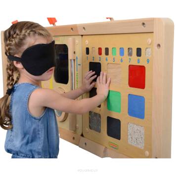 Tablica sensoryczna do ćwiczenia zmysłu dotyku to świetna zabawka edukacyjna wspomagająca rozwój zmysłów dziecka, ale również nieoceniona pomoc dydaktyczna, którą można z powodzeniem wykorzystać w przedszkolach.