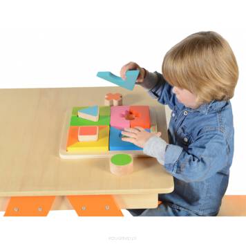 Drewniana kolorowa układanka jest genialną zabawką dla maluchów, które lubią wyzwania. Ich zadaniem jest ułożenie puzzli składających się z 12 elementów o różnych rozmiarach, kolorach i kształtach.