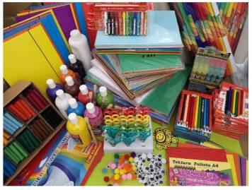 Wyprawka dla przedszkolaków na cały rok obejmuje zestaw artykułów plastycznych i papierniczych dla całej grupy 3-latków liczącej 25 dzieci.