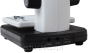 Stolik mikroskopu jest wyposażony w skalę pomiarową (8 cm wzdłuż osi x, 6 cm wzdłuż osi y) oraz dwa zaciski do przymocowania próbki pod kamerą.

