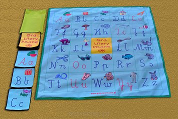 Mega gra Literki pisane rozwija umiejętność twórczego myślenia i pomaga w utrwalaniu poznawanych liter.