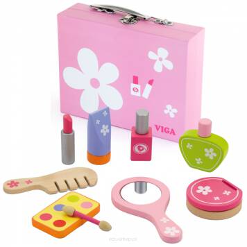 Drewniany zestaw do makijażu - kosmetyczka od firmy Viga to jedna z czołowych zabawek, która pozwoli dziecku wejść do świata ciekawej i kreatywnej zabawy. Niezbędne akcesoria z salonu piękności zamknięto w różowej walizeczce. Mała Kosmetyczka będzie doskonałym wyposażeniem kącika tematycznego w przedszkolu lub pozwoli dziecku w domu na zabawę.