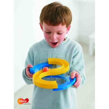 Ruchoma Ósemka to sprawnościowa zabawka rozwijająca koordynację oko ręka oraz ogólną sprawność w manipulowaniu przedmiotami.