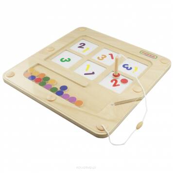 Zabawka sensoryczna edukacyjna dla dzieci. Drewniana tabliczka z labiryntem dla kolorowych kółeczek. Za pomocą magnetycznej pałeczki, dziecko ma za zadanie umieszczenie kolorowych kółeczek w odpowiednich cyferkach.