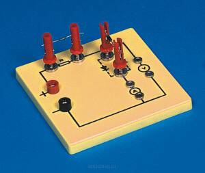Na podstawce znajduje się dioda połączona w sposób umożliwiający zmianę kierunku przewodzenia. Stosując dodatkowo amperomierz i woltomierz można demonstrować: szeregowe i równoległe łączenie elementów w obwodzie elektrycznym, pomiar natężenia prądu w obwodzie, pomiar napięcia, działanie diody.