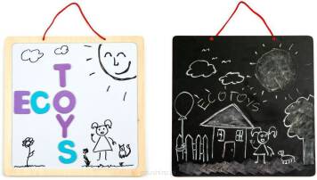 Tablica 2w1, dzięki czemu dziecko może rysować po tradycyjnej lub białej tablicy.