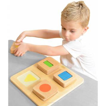 Sortery kształtów i kolorów to podstawowe zabawki dla dzieci między 1 a 3 rokiem życia. Jest to czas w życiu dziecka, w którym najszybciej rozwijane są zmysły, więc zabawki sensoryczne są bardzo wskazane.