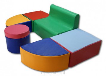 Zestaw wypoczynkowy z kanapą składa się z kanapy i 6 kolorowych brył/klocków piankowych o różnych kształtach. Do wykorzystania w przedszkolach i szkolnych salach dla dzieci z klad I-III. Jest estetycznie wykonany i doskonale sprawdza się do relaksu po intensywnej zabawie. Bryły można też układać w różnych konfiguracjach w zależności od potrzeb i tworząc wiele siedzisk, a także łączyć z dowolnymi kształtkami z innych zestawów, rozbudowując je dowolnie.