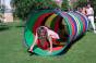 Kolorowy tunel dla dzieci, który można wykorzystać w trakcie różnego rodzaju zabaw czy zajęć ruchowych z najmłodszymi.