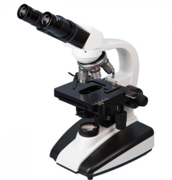 Binookularowy transmisyjny mikroskop o szerokim zakresie powiększeń wyposażony w okulary szerokokątne oraz cztery achromatyczne obiektywy. Regulacja intensywności oświetlenia, zintegrowany kondensor soczewkowy z przesłoną irysową oraz jasne oświetlenie typu LED umożliwiają dobór optymalnych warunków mikroskopowania dla każdego preparatu.